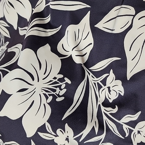 Indigo Bay Size 24W Black and Cream Swimsuit with Floral Design Skirted Front - Picture 2 of 7